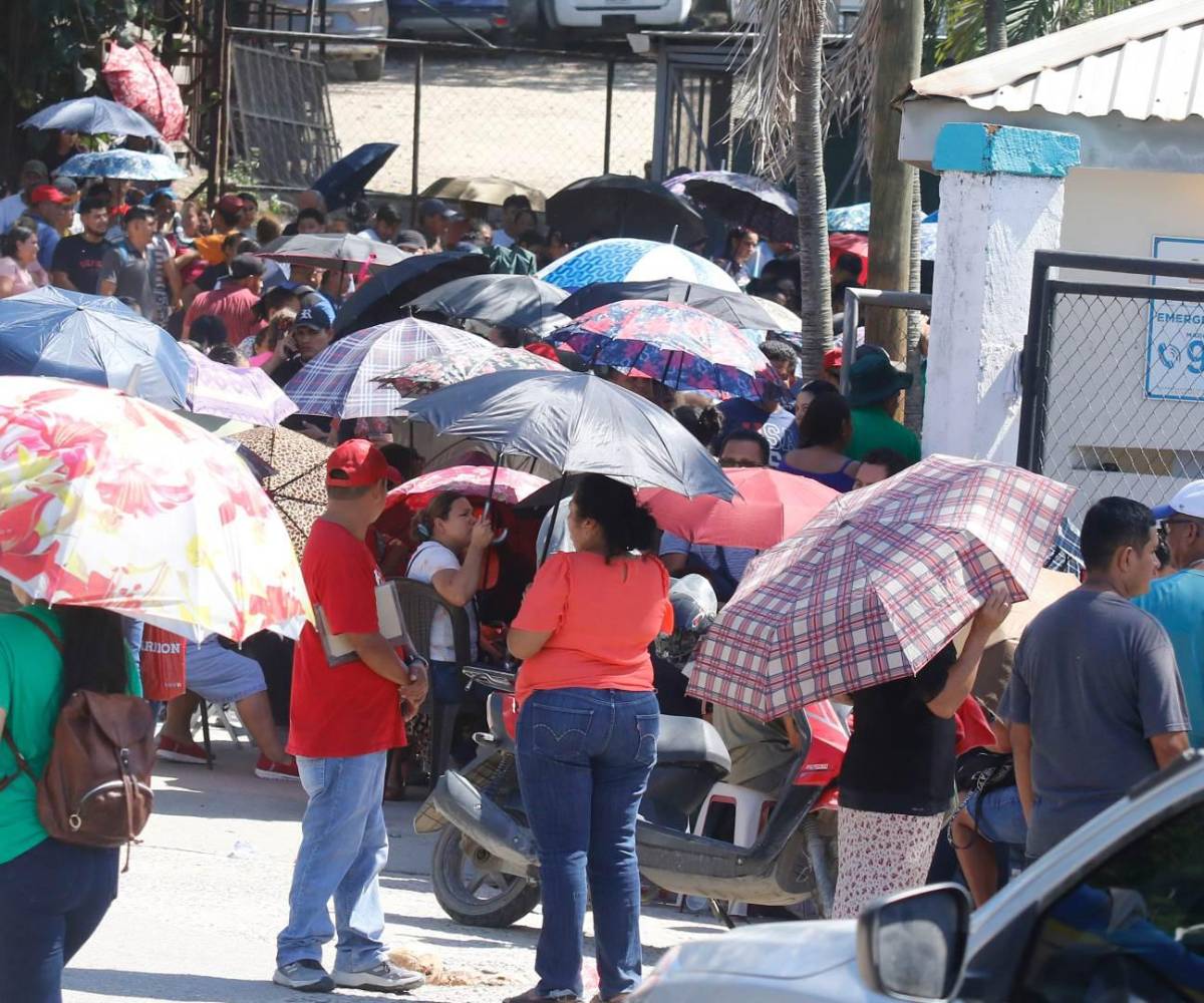 Inversionistas aglomerados frente a Koriun exigen el retorno de su capital, en medio de incertidumbre y falta de control estatal.