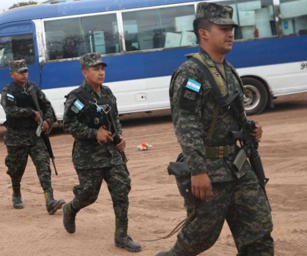 Personal militar a cargo de la logística electoral en Tegucigalpa.