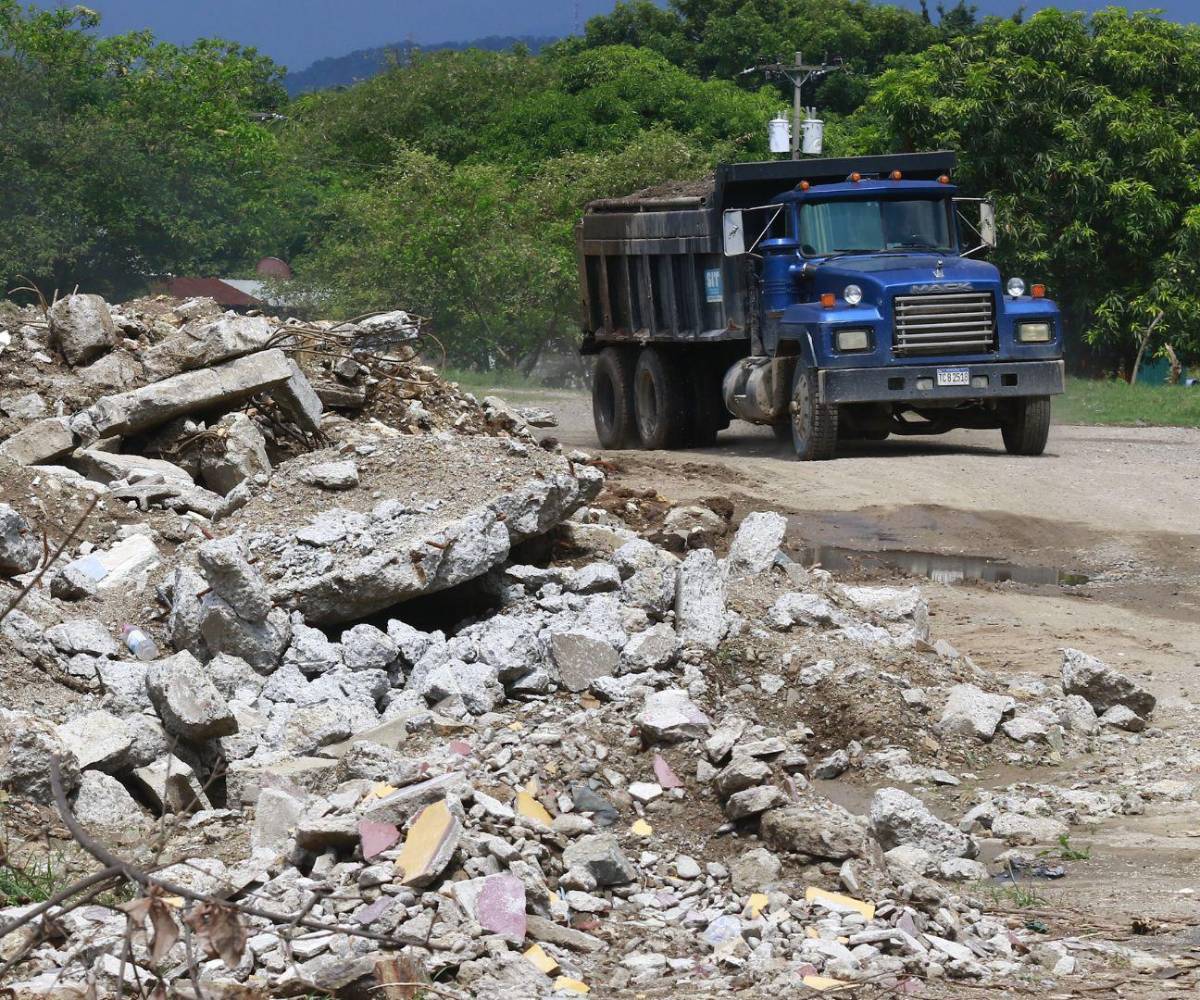 Un bordo hecho de manera improvisada cerca de la CA-5, sigue sin ser intervenido constructoras.