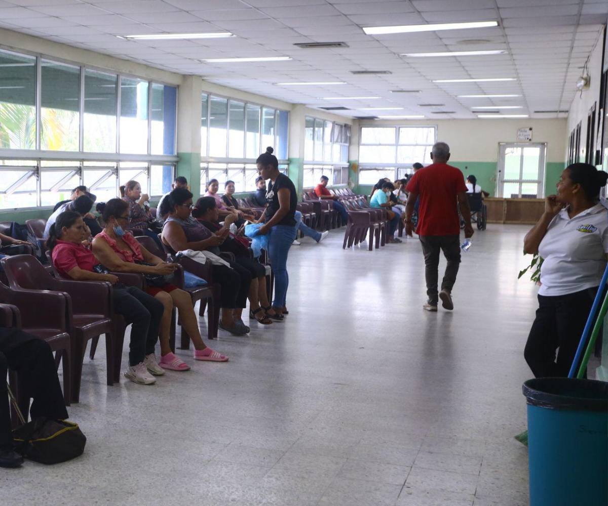 La lista de espera continúa creciendo cada día debido al ingreso constante de pacientes que solicitan cirugías, algunos con mayor nivel de urgencia que otros.