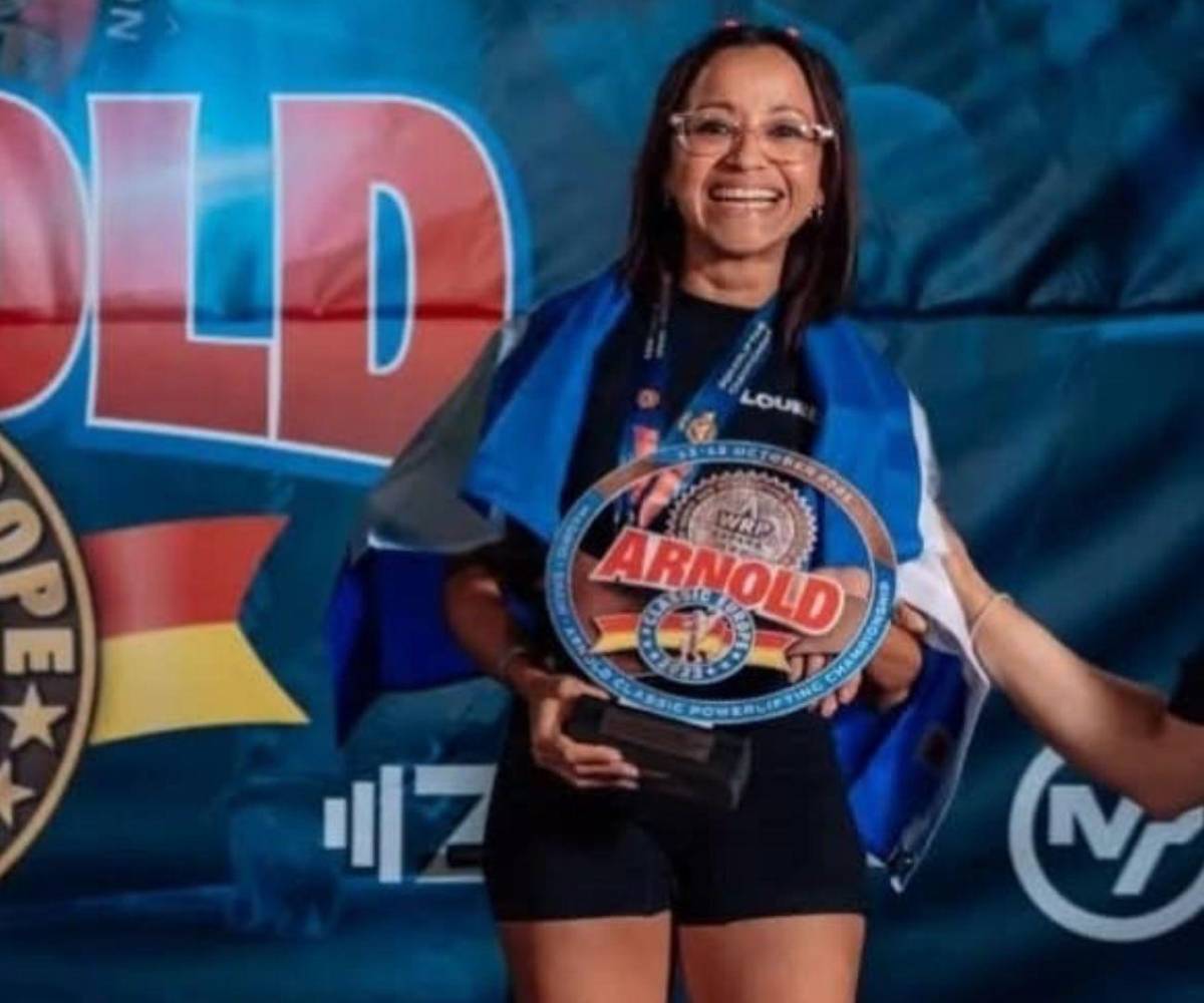En 2023 se destacó como deportista, logrando récords de España y del mundo en levantamiento de peso, llevando la Bandera de Honduras sobre su espalda.
