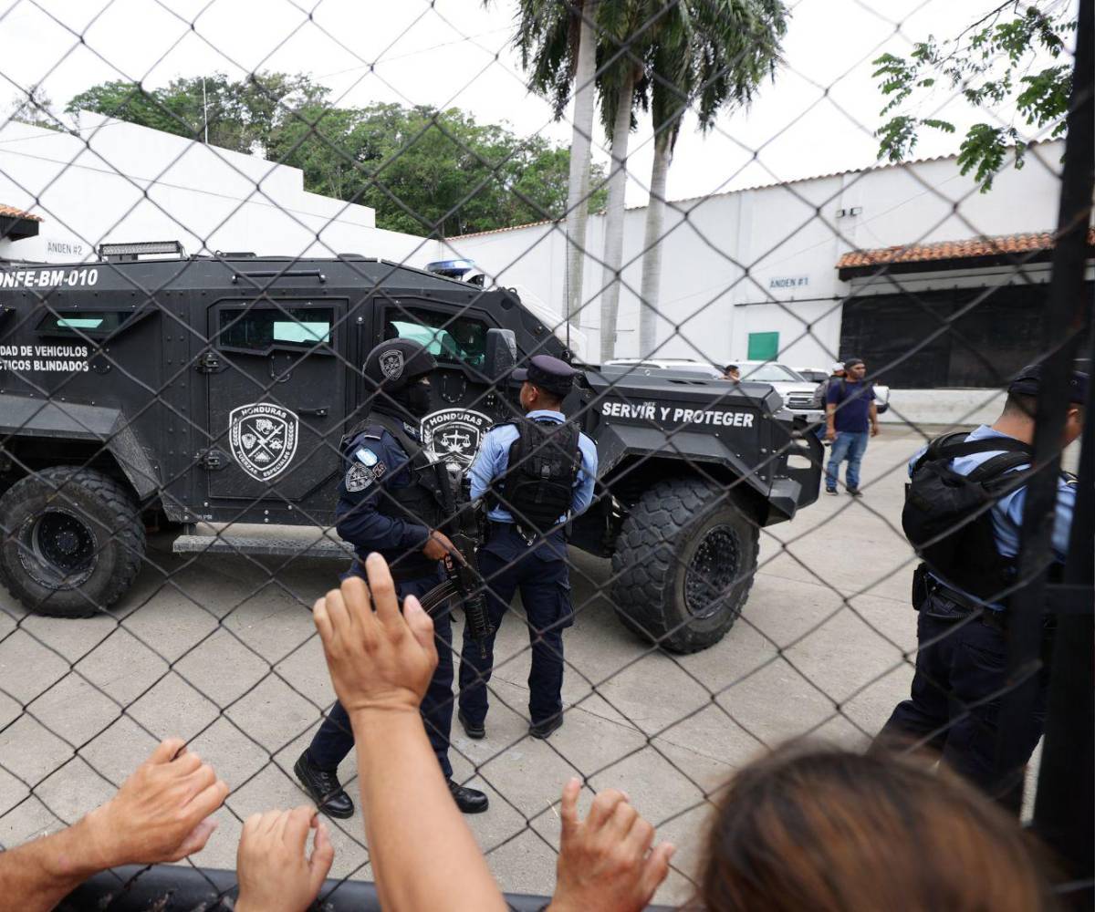 Uno de los automóviles se utilizó para resguardar el dinero retirado de los bancos.