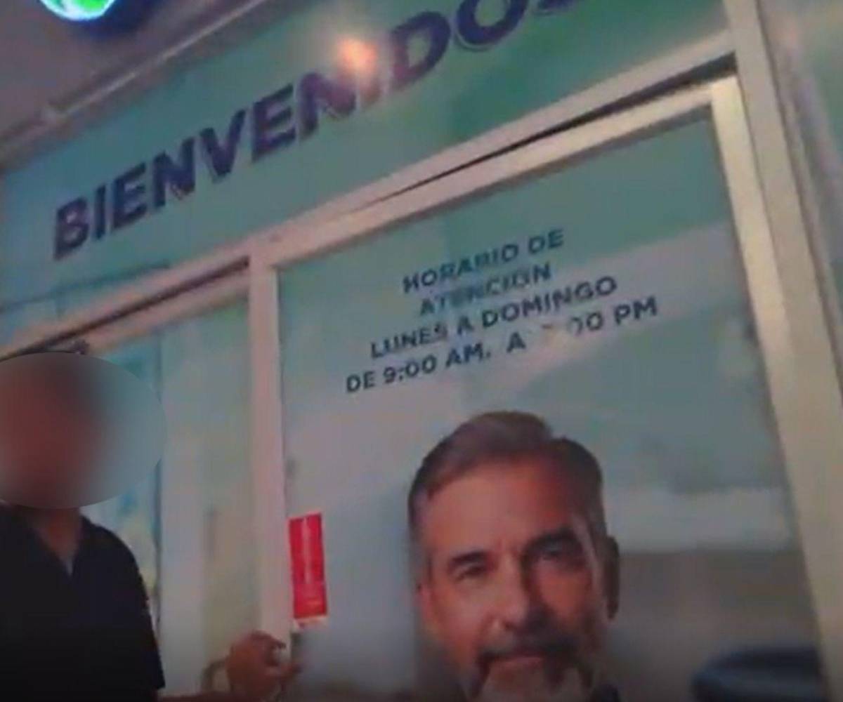 La edecán atendió al equipo de LA PRENSA Premium y EL HERALDO Plus y lo invitó a ingresar a la clínica para recibir la consulta y el examen gratuitos.