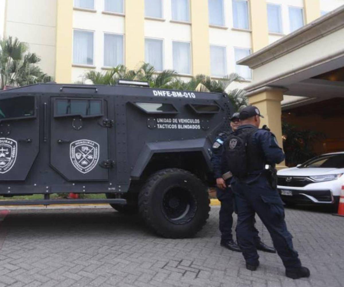 Miembros de las Fuerzas Especiales custodian con una Black Mamba el exterior del hotel donde se hospedaban los tiktokers.
