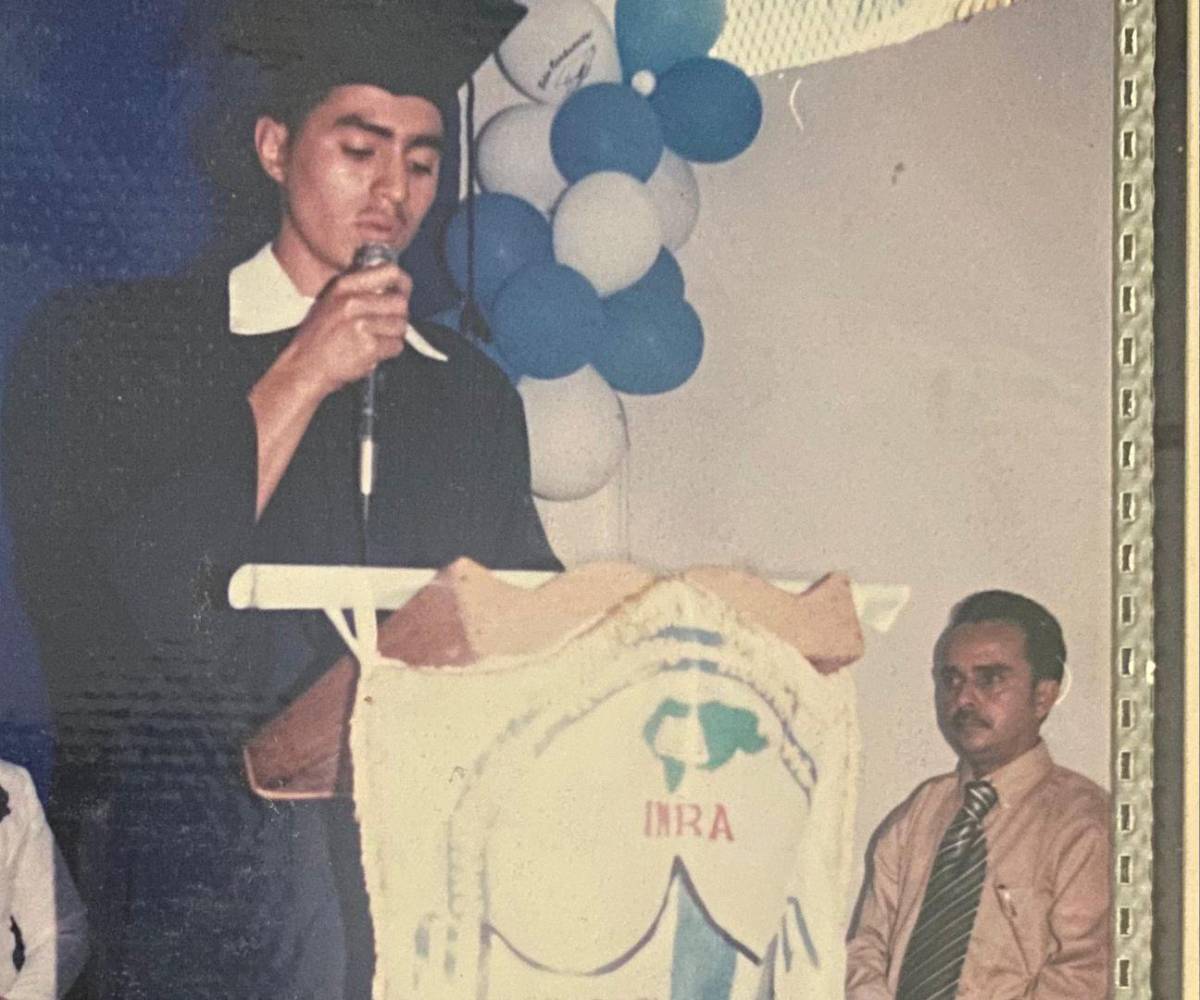 Fotografía que conserva la memoria de su etapa como estudiante en Intibucá, cuando comenzaba a forjar sus sueños entre montañas y caminos de tierra.