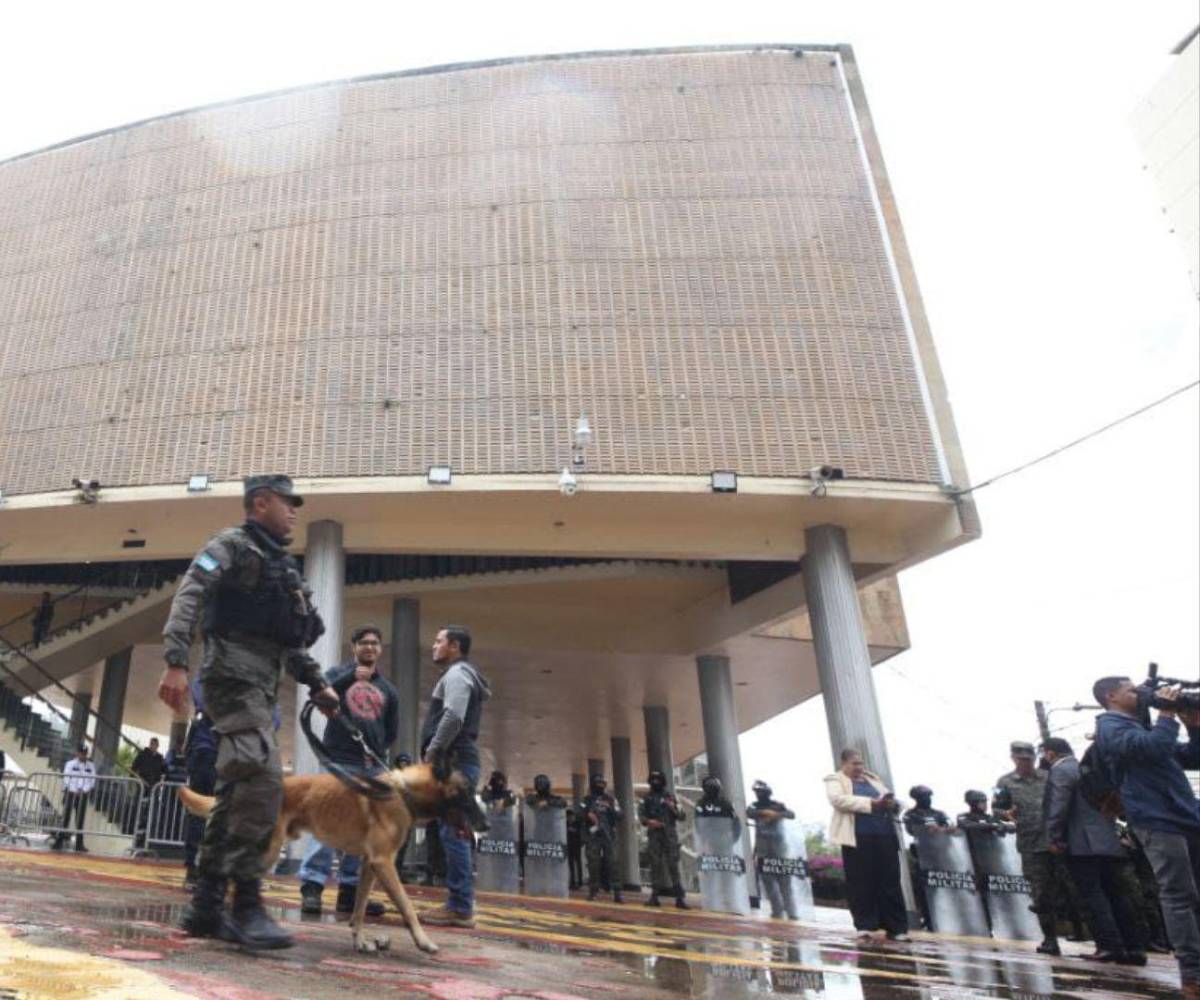 Autoridades tienen cercado el Congreso Nacional a la espera de la reunión de este viernes por parte de los diputados.