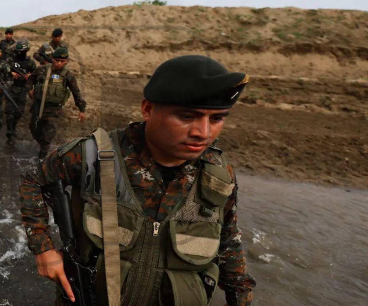 Militares y policías hondureños mantienen operativos en la zona fronteriza de Corinto, Cortés, en busca de integrantes de la banda criminal Los Argueta.