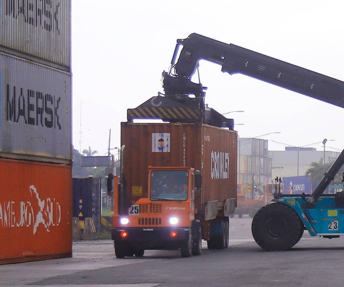 Una de las grúas que opera dentro de la terminal de carga montando y desmontando las unidades en las rastras.
