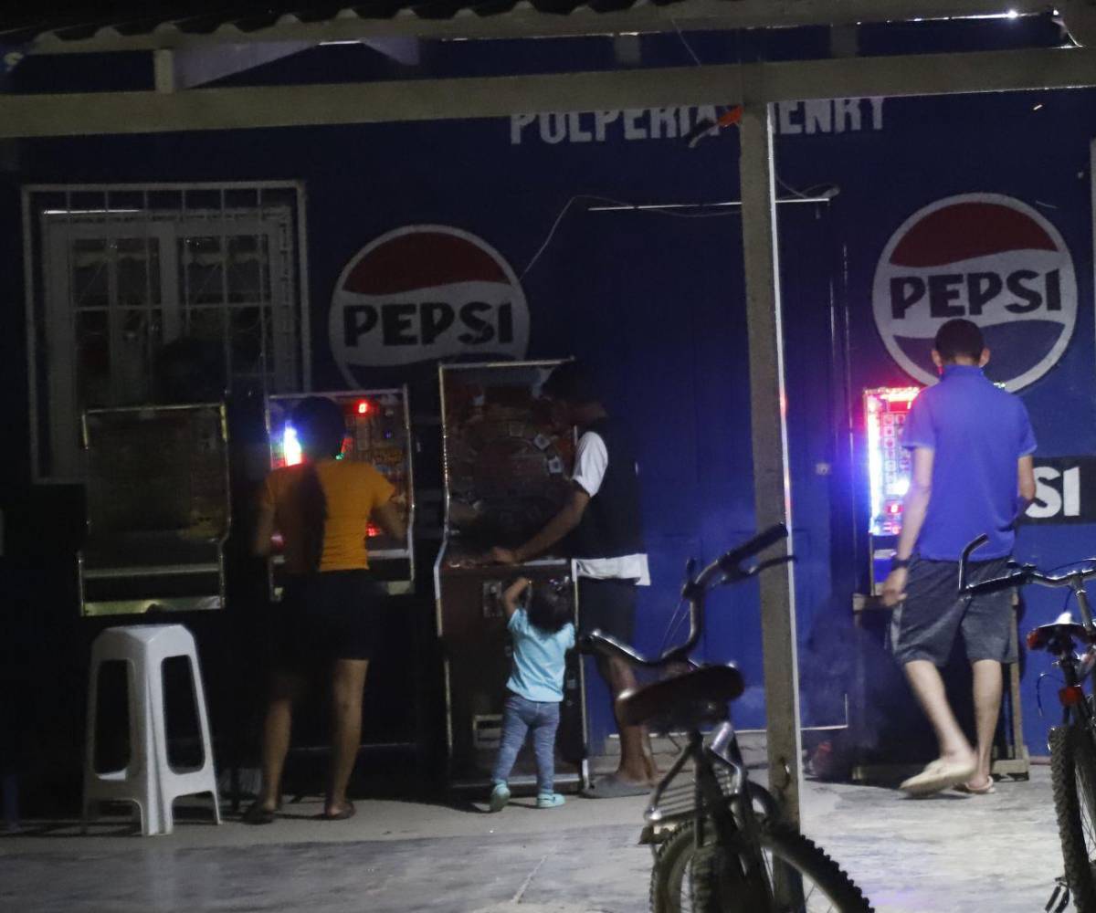 El calor se convierte en un peso extra cuando la noche llega sin luz ni ventilación.