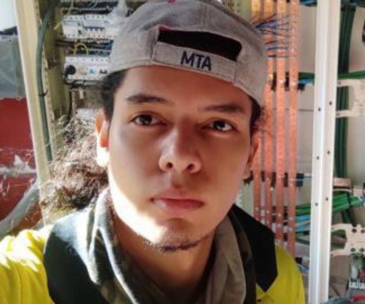 Saúl Salgado durante una de sus jornadas de trabajo en el sector fotovoltaico. La experiencia en instalaciones y sistemas eléctricos fue clave en su crecimiento profesional dentro de la industria solar.