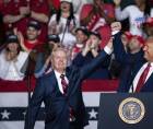 El presidente de los Estados Unidos, Donald Trump (d), saluda al senador republicano estadounidense Lindsey Graham (i), de Carolina del Sur, durante un mitin de campaña para su reelección en el North Charleston Coliseum, en North Charleston, Carolina del Sur, EE. UU., el 28 de febrero de 2020. EFE/EPA/AL DRAGO