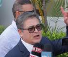 El expresidente de Honduras Juan Orlando Hernández habla con periodistas previo a una audiencia del proceso por fraude y lavado, este martes en Tegucigalpa (Honduras).