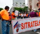 <b><span class=mln_uppercase_mln>Medida.</span></b> Decenas de empleados se mantienen en las calles.