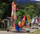 Majestuosas y coloridas son las chimeneas gigantes que engalanan la calle principal de Trinidad, festival que este año se realizó en honor a la presidenta Xiomara Castro.