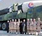 Kim Jong Un posó junto a su hija y un grupo de soldados norcoreanos frente al “misil monstruo” con el que Corea del Norte amenaza a sus enemigos.