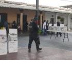 Militares y policías custodiaron varios centros de votación por la violencia en el sur de México.