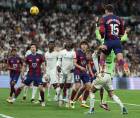 El Clásico entre el Real Madrid y Barcelona dejó un sinfín de emociones, pero dentro de ellas quedó la polémica por el gol fantasma de Lamine Yamal que no contó para los azulgranas.