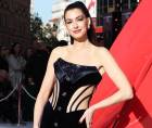 La actriz Anne Hathaway luce bellísima en la premiere de El diablo viste de Prada 2.