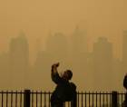 Los neoyorquinos retomaron el uso de las mascarillas ante la contaminación ambiental por el humo procedente de los incendios forestales en Canadá.