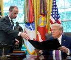 Scharf y Trump en el Despacho Oval de la Casa Blanca.