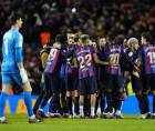 Jugadores del Barcelona celebrando el triunfo ante el lamento del portero Courtois.