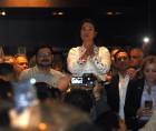 La candidata a la Presidencia de Perú Keiko Fujimori (c) celebra junto a simpatizantes tras los resultados de la segunda vuelta de las elecciones este domingo, en Lima (Perú).