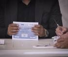 Jurados preparan material electoral este domingo, en la segunda vuelta de las elecciones presidenciales que elegirá a quien gobernará a Colombia en el periodo 2026-2030.