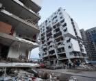 Residentes caminan entre los escombros de varios bloques de viviendas dañados por los terremotos en la localidad de Catia La Mar, en el estado costero de La Guaira (Venezuela) este jueves. EFE/ Ronald Pena R.