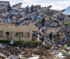Rescatistas de Vietnam realizan labores de búsqueda de sobrevivientes a los terremotos, este martes en Catia La mar, La Guaira (Venezuela).