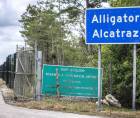 Fotografía de archivo de la entrada del centro de detención Alligator Alcatraz en Ochopee (EE. UU.).