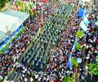 El civismo y el patriotismo se conjugaron en el desfile de los estudiantes de los institutos sampedranos para celebrar que Honduras se independizó hace 203 años.Pero no fue solo eso. Esta vez reconocemos el coraje y amor patrio con que lo hicieron, al lucir sus mejores galas, interpretar los mejores ritmos y mostrar sus mejores movimientos con temperatura y sensación térmica arriba de 40 grados.La banda del José Trinidad Reyes fue la última, al filo del mediodía. Foto: cortesía