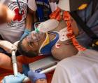 Rescatistas trasladan a un superviviente de los terremotos en Venezuela, tras ocho días bajo los escombros de un edificio y una operación de salvamento de casi 72 horas, este jueves en Catia La Mar (Venezuela). EFE/ Ronald Peña R