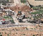 Tropas israelíes y una excavadora operando en la aldea libanesa meridional de Al Adisa, vistas desde la Alta Galilea en la frontera entre Israel y Líbano, 18 de marzo de 2026. EFE
