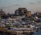 Se observan refugios improvisados de familias palestinas desplazadas entre los restos de sus casas en Jabaliya, al norte de la Ciudad de Gaza, el 07 de agosto de 2026.