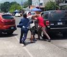 Periodista se va a los golpes con conductor de camioneta tras colisionarlo