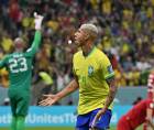 Neymar en el momento que se quejó tras una dura entrada de un jugador de Serbia.