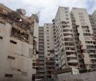Fotografía de un edificio afectado por los terremoto, este domingo, en Catia La Mar (Venezuela).