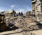 Personas ayudan a remover escombros de edificios derrumbados por los terremotos este jueves, en el sector San Bernardino, en Caracas (Venezuela). EFE/ Carlos Seijas
