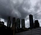 Panorámica de una zona financiera y hotelera de Tegucigalpa, capital del país, durante un día nublado.
