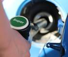 Una persona carga gasolina superior en una estación de servicio.