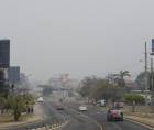 El humo tóxico en el ambiente y un terrible calor infernal azotan San Pedro Sula este lunes 13 de mayo de 2024.
