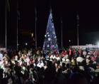 Las autoridades municipales en la ciudad inauguraron las fiestas navideñas con actos alusivos en el parque central que contó con la participación de la escuela Victoriano López, show de luces y el encendido del árbol navideño.