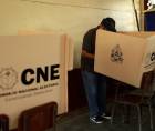 Un hondureño ejerce el sufragio en las elecciones generales del 2025.