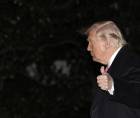 El presidente de EE.UU., Donald Trump, camina por el Jardín Sur de la Casa Blanca tras su regreso a Washington, D.C., EE.UU., el 29 de marzo de 2026. EFE/EPA/Yuri Gripas / POOL