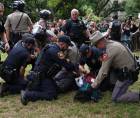 La policía arrestó a decenas de estudiantes que se manifestaron a favor de Palestina en la Universidad de Texas.