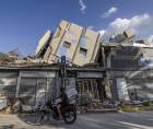 Una persona observa edificios destruidos por terremotos en Catia La Mar (Venezuela). EFE/ Miguel Gutiérrez