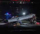 Dos personas murieron y al menos dos han resultado heridas ayer por la noche tras la colisión de un avión de <a rel=nofollow noopener noreferrer href=https://www.edestinos.com/aerolineas/al/ac/air-canada?utm_source=google&amp;utm_medium=cpc&amp;utm_campaign=11245199890&amp;utm_term=air%20canada&amp;utm_content=469414983797&amp;utm_placement=&amp;utm_device=c&amp;gclid=CjwKCAjwyYPOBhBxEiwAgpT8P9R_phj-pg0mddW1BF7oAWLNwu9NS82eB_nu3CiQ_rZ0A3SDny_MKxoCCEQQAvD_BwE&amp;gad_source=1&amp;gad_campaignid=11245199890&amp;gbraid=0AAAAADGXRaHiFKh28PdW8nDcDAP85V-qC target=_blank>Air Canada</a> con un camión de bomberos en una pista del aeropuerto <b>LaGuardia en Nueva York</b> (Queens), según publica la CNN a partir de una fuente policial. Foto: EFE/EPA/OLGA FEDOROVA