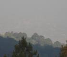 Fotografía que muestra bruma ocasionada por incendios forestales esta semana en Tegucigalpa.