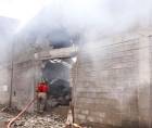 <b><span class=mln_uppercase_mln>Labor.</span></b> Los apagafuegos continuaban ayer en la bodega donde ocurrió el incendio realizando el trabajo de enfriamiento.