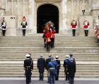 El féretro de Isabel II fue descendido este lunes a la cripta real del Castillo de Windsor, donde la reina será sepultada junto a su esposo.